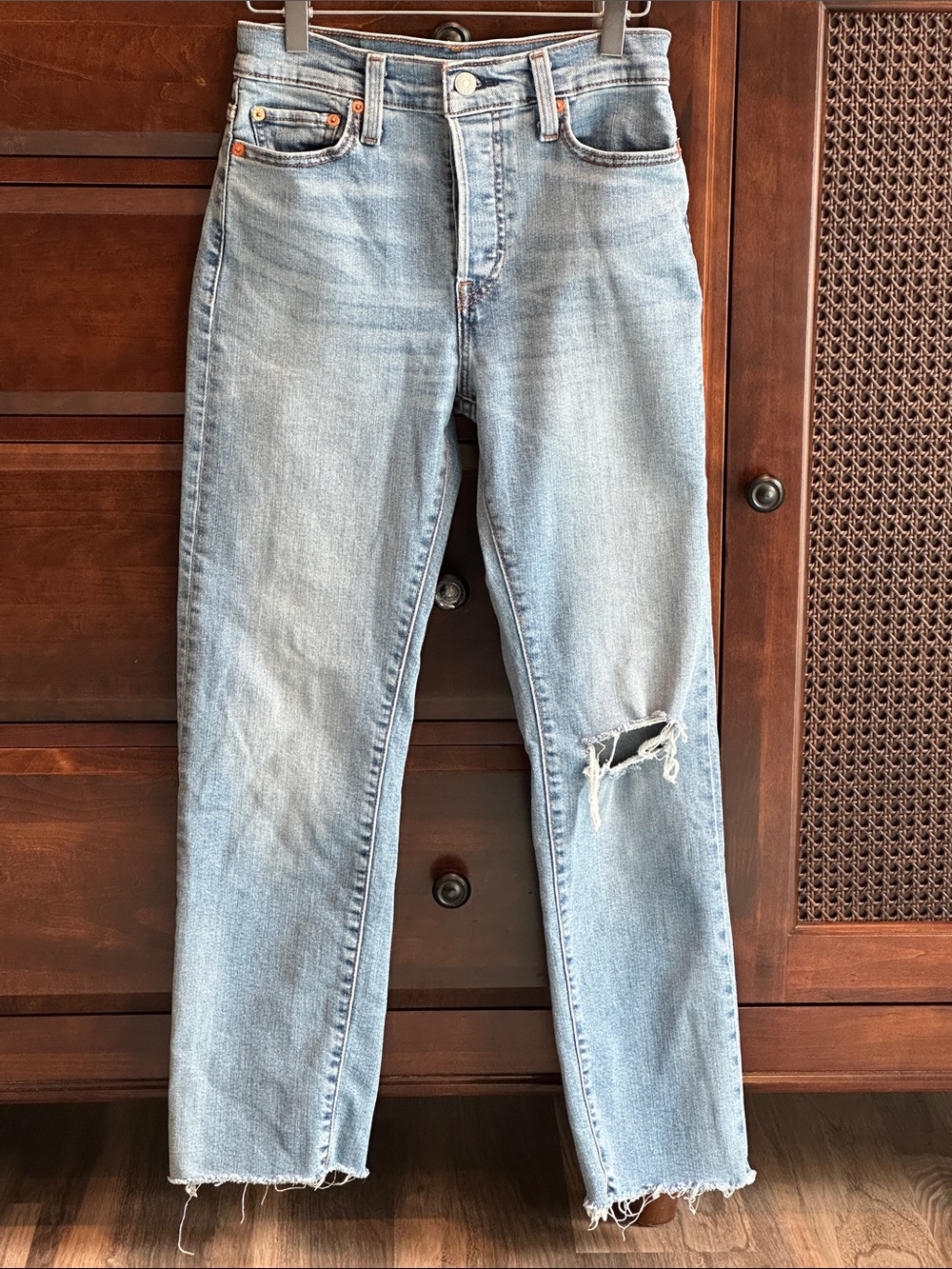 LEVI’S Wedgie Straight Jeans High Rise Button Fly Destroyed Knee SIZE 26 EUC
